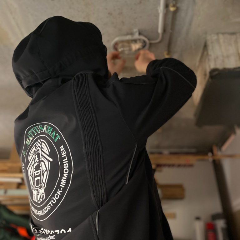 Professioneller Handwerker bei der Arbeit